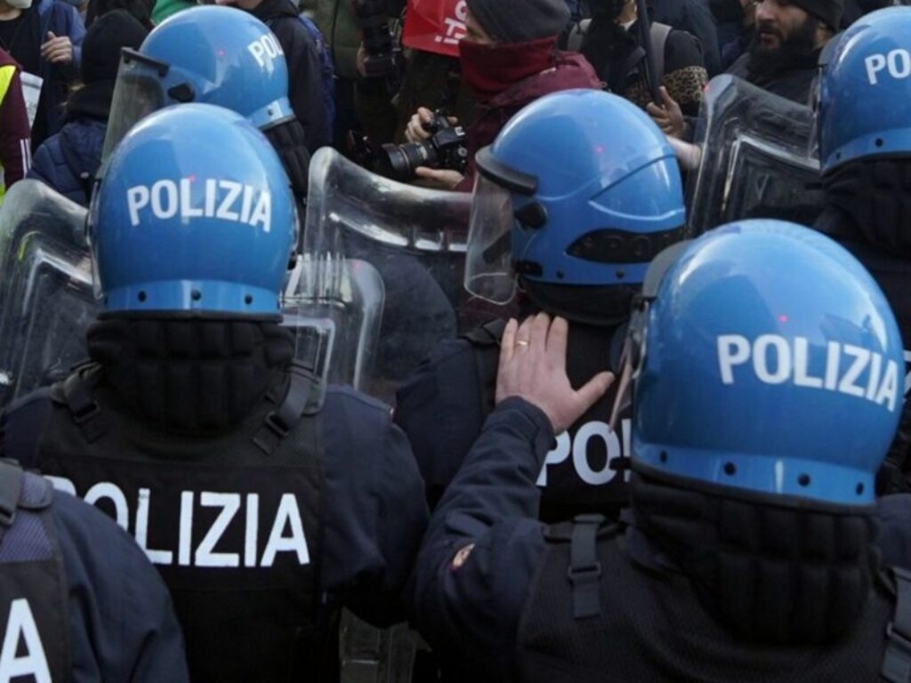 scontri polizia corteo