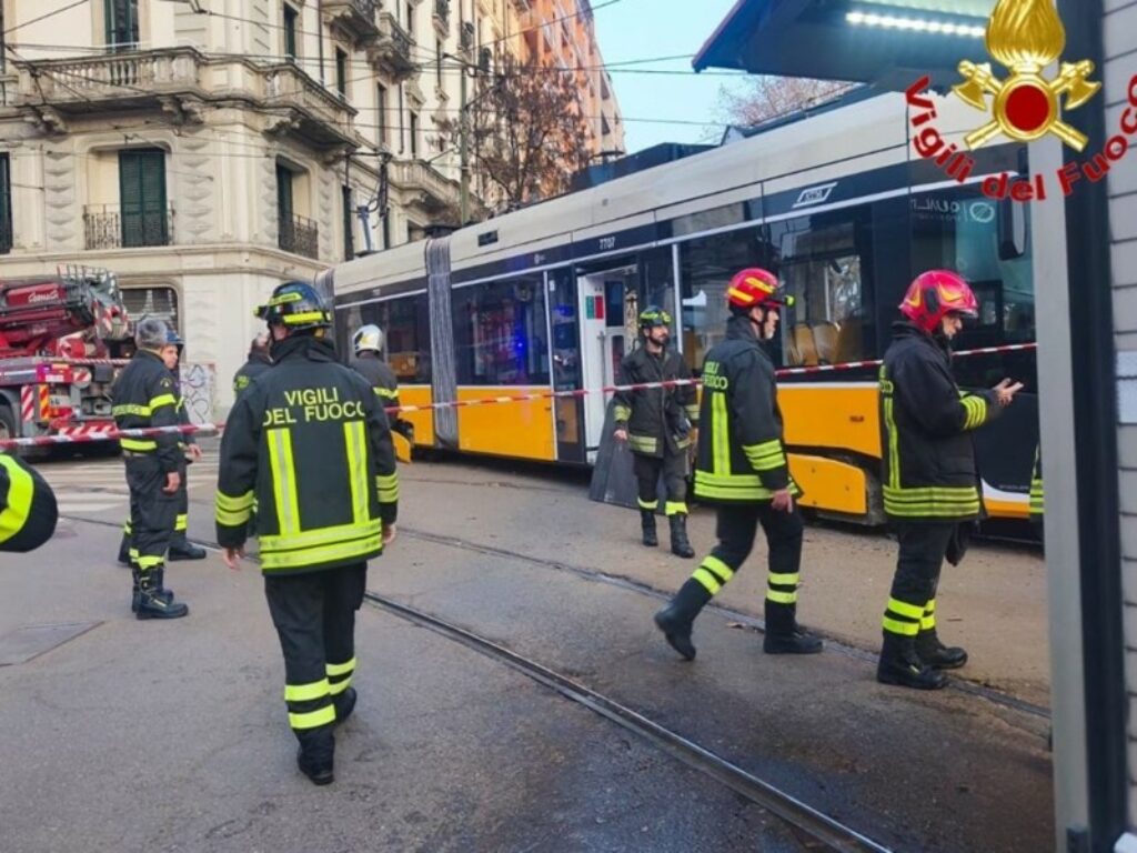 tram deragliato milano