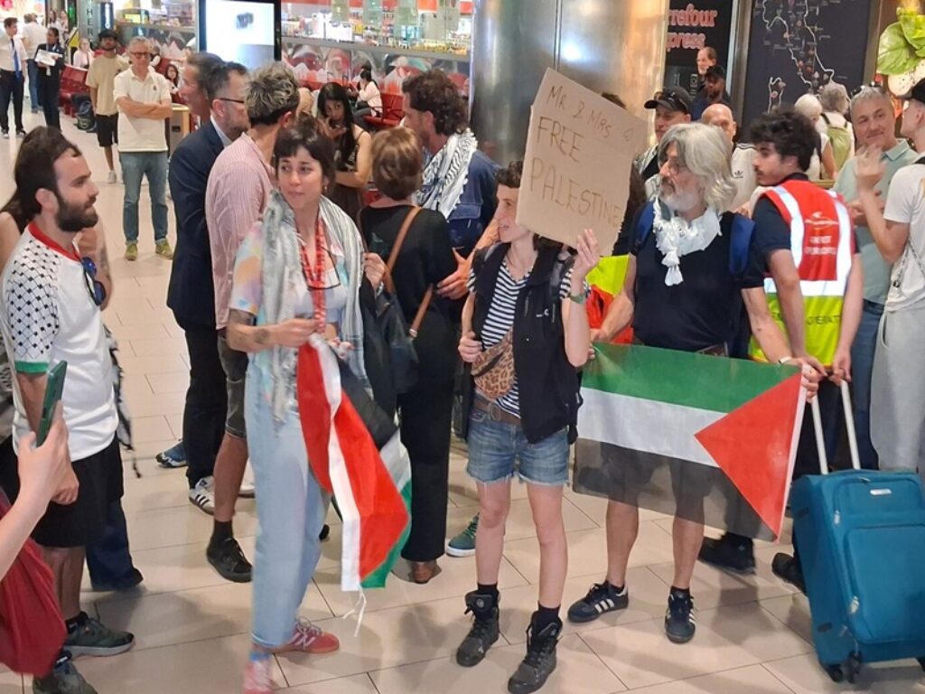 attivisti flotilla bologna