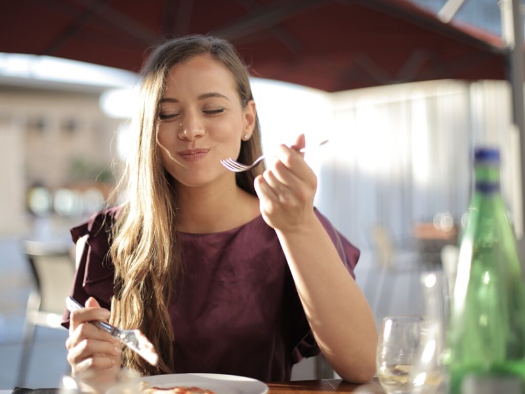 ragazza che mangia al ristorante