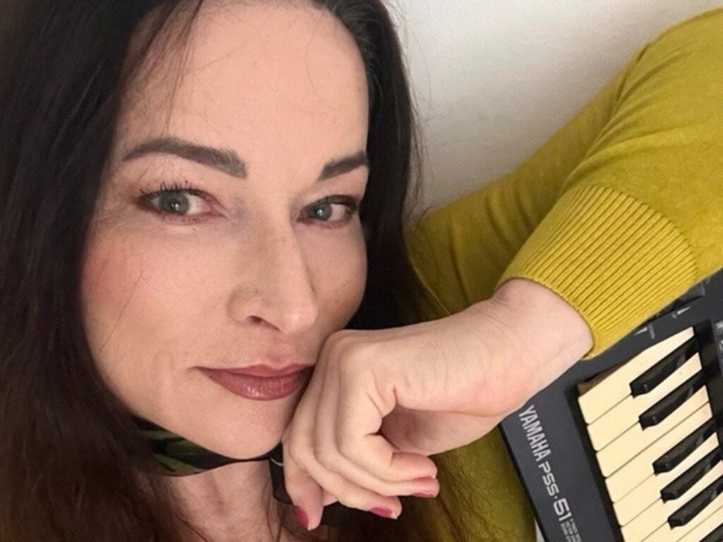 anastasia anniemore24 cantante