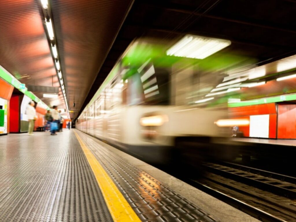 ragazza sfregiata metro milano