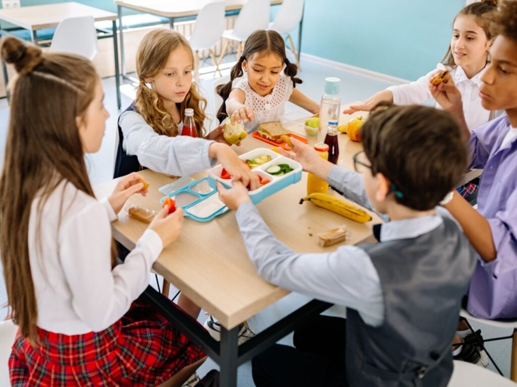 bambini mangiano a scuola
